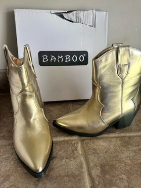 BAMBOO Metallic Gold Pointed Western Ankle Boots. Size 6. New with box.